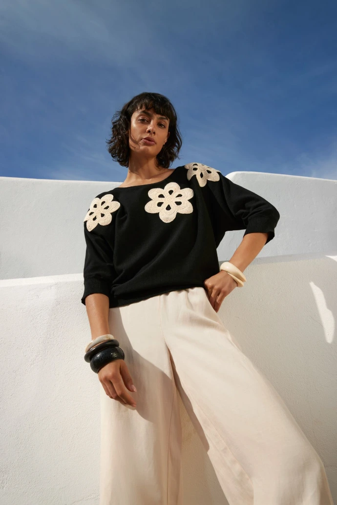 Zwarte bloes met bloemen